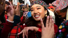 Seorang wanita anggota komunitas adat Gurung menari mengenakan pakaian tradisional saat mengikuti upacara perayaan Tahun Baru 'Tamu Lhosar' di Kathmandu, Nepal (30/12/2022). Acara itu digelar untuk menyambut pergantian tahun. (AFP/Prakash Mathema)