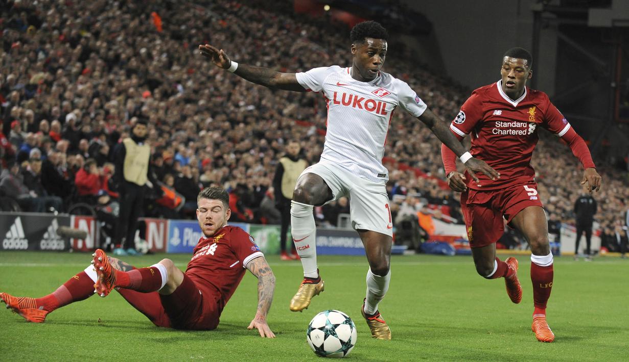 Gelandang Spartak Moskow, Quincy Promes, berusaha melewati hadangan pemain Liverpool pada laga Liga Champions di Stadion Anfield, Liverpool, Rabu (6/12/2017). Liverpool menang 7-0 atas Spartak. (AP/Rui Vieira)