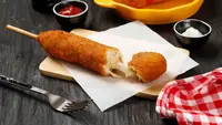 Ilustrasi&nbsp;Corndog Mozarella/copyright shutterstock/Ika Rahma H