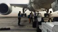 Lari ke Landas Pacu, Pasangan Ini Nekat Cegat Pesawat