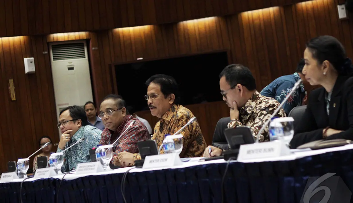 Pemerintah telah meresmikan penurunan BBM Bersubsidi pertanggal 1 Januari 2015, Jakarta, Rabu (31/12/2014). ( Liputan6.com/Faizal Fanani)