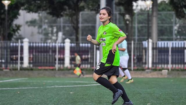 7 Potret Femila Sinakuban, Jebolan Indonesia Idol yang Jago Main Bola