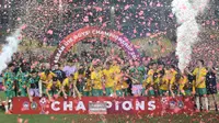 Selebrasi para pemain Timnas Australia U-16 merayakan gelar juara Piala AFF U-16 2024 setelah mengalahkan Timnas Thailand U-16 melalui adu penalti 8-7 (1-1) pada laga final di Stadion Manahan, Solo, Rabu (3/7/2024). (Bola.com/Abdul Aziz)