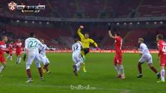 Kiper Spartak Moscow, Artem Rebrov nyaris alami cedera usai tak sengaja ditendang Sergei Ryzhikov. This video presented by BallBall