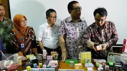 Badan POM temukan lebih dari 20 miliar rupiah kosmetika ilegal yang mengandung bahan berbahaya, Jakarta, Jumat (6/11/2015). Selama satu minggu lebih BPOM berhasil menemukan 977 jenis kosmetika tanpa izin edar. (Liputan6.com/Yoppy Renato)