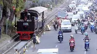 Kereta uap wisata berjalan menyusuri rel di sepanjang Jalan Slamet Riyadi saat ujicoba dari Stasiun Purwosari menuju Stasiun Solo Sangkrah, Solo, Jateng. (Antara)