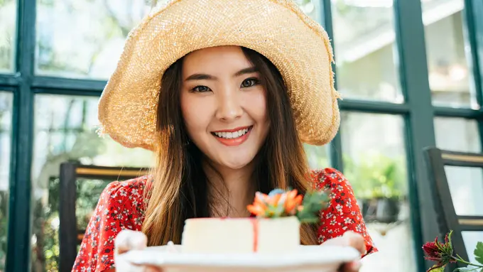 perempuan ceria tertawa