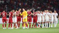 Para pemain Timnas Indonesia dan Vietnam saling berjabat tangan setelah berakhirnya laga leg pertama babak semifinal Piala AFF 2022 di Stadion Utama Gelora Bung Karno (SUGBK), Jumat (6/1/2023) sore WIB. Kedua tim kembali akan bertemu pada laga leg kedua tiga hari mendatang. (Bola.com/Bagaskara Lazuardi)