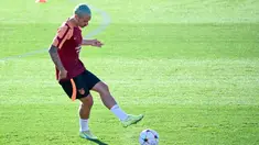 Pemain Atletico Madrid Antoine Griezmann mengikuti sesi latihan di Madrid, Spanyol, Selasa (6/9/2022). Atletico Madrid akan menghadapi FC Porto pada pertandingan sepak bola leg pertama grup B Liga Champions UEFA. (PIERRE-PHILIPPE MARCOU/AFP)