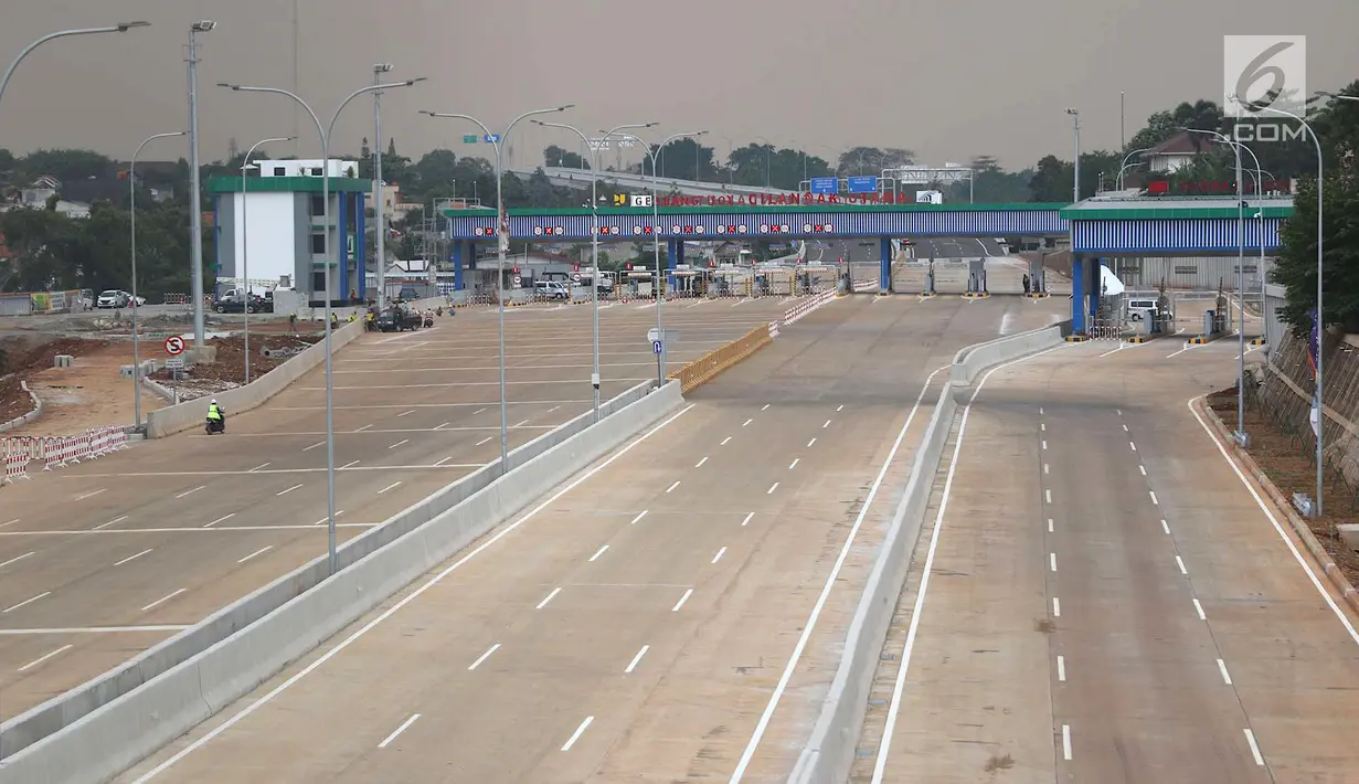 Gerbang Tol Cilandak Utama yang menghubungkan Depok-Antasari di kawasan Cilandak Timur, Jakarta, Minggu (23/9). Tol tersebut nantinya akan menjadi ruas tol penghubung Jalan Lingkar Luar Jakarta (JORR) dengan JORR II. (Liputan6.com/Immanuel Antonius)