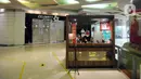 Karyawan beraktivitas di salah satu gerai makanan di Teras Kota Mall, BSD, Tangerang Selatan, Banten, Kamis (22/7/2021). Pemerintah Kota Tangerang Selatan menutup sementara pusat perbelanjaan/mal/pusat perdagangan. (merdeka.com/Arie Basuki)