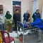 Salah seorang warga saat mendapat tindakan medis, diduga mengalami keracunan makanan di acara pernikahan di Kabupaten Sukabumi (Liputan6.com/Istimewa).
