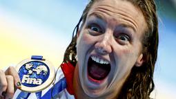 Perenang Hungaria, Katinka Hosszu memamerkan medali emas yang diraihnya di nomor 200m gaya ganti putri Kejuaraan Dunia Akuatik 2015 di Kazan, Rusia. (3/8/2015). (Reuters/Hannibal Hanschke).