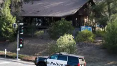 Mobil polisi parkir di dekat lokasi penembakan massal di Borderline Bar & Grill di Thousand Oaks, California (8/11). Pelaku penembakan di bar tersebut diduga pernah bertugas di Korps Marinir pada 2008-2013. (AFP Photo/Robyn Beck)