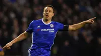 John Terry tampil bagus saat Chelsea menyingkirkan Wolverhampton pada pertandingan putaran kelima Piala FA (18/02/2017). (AFP/Ben Stansall)