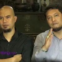 Ahmad Dhani dan pengacaranya, Ramdan Alamsyah merasa curiga akan kedatangan ayah farhat di PN Jaksel.