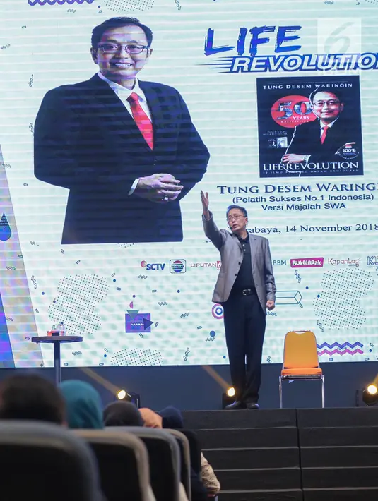 Motivator Tung Desem Waringin saat berbagi pengalaman-pengalaman hidupnya dalam Emtek Goes to Campus 2018 di Universitas Kristen Petra, Surabaya, Jawa Timur, Rabu (14/11). (Liputan6.com/Faizal Fanani)