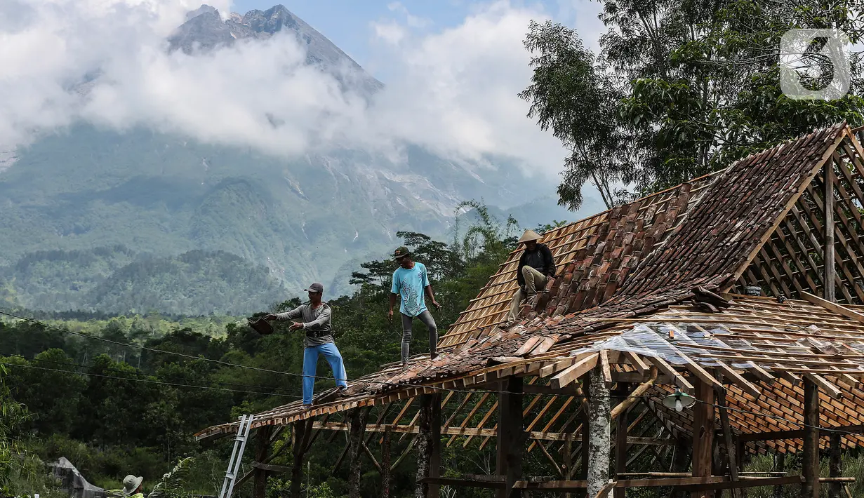 Aktivitas warga di bawah kaki Gunung Merapi, Desa Kepuharjo, Cangkringan, Sleman, Jawa Tengah, Kamis (19/11/2020). Status Merapi sudah dinaikkan menjadi Siaga (level III) oleh Balai Penyelidikan dan Pengembangan Teknologi Kebencanaan Geologi (BPPTKG), sejak 5 November 2020. (Liputan6.com/JohanTallo)