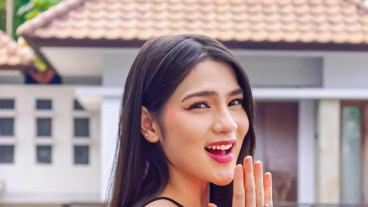Posting Momen Penuh Kebahagiaan, Netizen Penasaran Benarkah Davina Karamoy Dilamar?