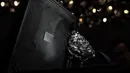 Berlian kasar terbesar kedua di dunia bernama "Sewelo" ditampilkan di toko Louis Vuitton di Place Vendome, pusat kota Paris pada Selasa (21/1/2020). Berlian bernama Sewelo, yang berarti penemuan langka, ditemukan pada tahun lalu di Botswana. (Photo by STEPHANE DE SAKUTIN / AFP)
