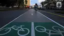 Pesepeda melewati jalur khusus sepeda di kawasan Kota Tua, Jakarta, Kamis (1/9/2022). Jalur pedestrian yang menghubungkan Stasiun Jakarta Kota dengan Kawasan Wisata Kota Tua selesai direvitalisasi dan sudah bisa digunakan pejalan kaki. (Liputan6.com/Herman Zakharia)