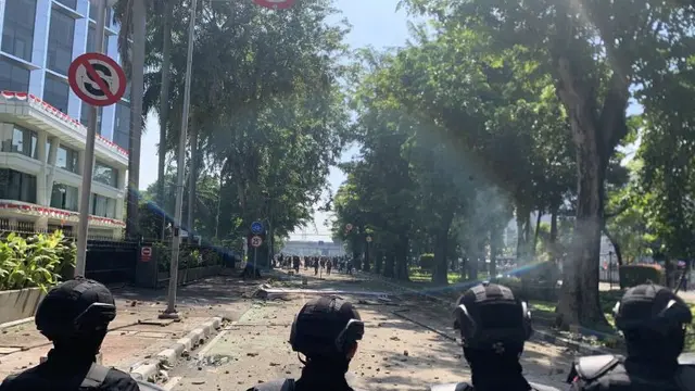 Bentrok di Mako Brimob Kwitang, Massa Lempari Polisi Pakai Batu