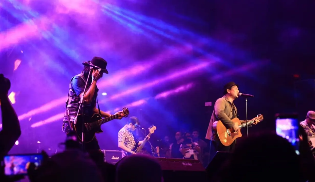 Padi Reborn berhasil menghibur warga Jawa Timur. Penonton juga ikut menyanyikan lagu yang dibawakan band tersebut. Jatim Fair 2019 diselenggarakan mulai 8 sampai 13 Oktober 2019. (Liputan6.com/IG/@jatimfair)