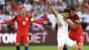 Bek Inggris, Gary Cahill, menahan laju penyerang Slovakia, Michal Duris. Namun meskipun menguasai jalannya laga, serangan timnas Inggris tidak efektif terbukti dari sulitnya mereka mencetak gol. (AFP/Joe Klamar)