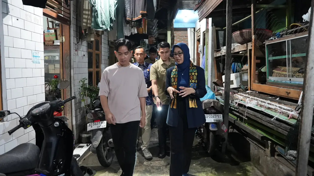 Wapres Gibran Rakabuming berkunjung ke salah satu perkampungan padat penduduk di Kecamatan Pasar Kliwon, Surakarta, Jawa Tengah.