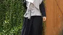 Cut Syifa memang terlihat begitu anggun saat bergaya seperti ini. Gaya penampilan Syifa memang selalu mencuri perhatian. Apalagi saat ia berhasil padu padankan warna busana yang ia kenakan dengan warna hijabnya. (Liputan6.com/IG/@cutsyifaa)