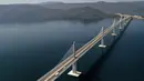 Pemandangan dari udara Jembatan Peljesac yang baru dibangun di Komarna, Kroasia selatan, 26 Juli 2022. Kroasia menandai pembukaan kunci dan jembatan yang telah lama ditunggu-tunggu yang menghubungkan dua bagian dari garis pantai Laut Adriatik negara itu dengan melewati sebagian kecil wilayah Bosnia. (AP Photo)