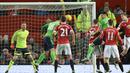 Pemain Southampton, Charlie Austin, saat mencetak gol ke gawang MU dalam lanjutan Liga Inggris di Stadion Old Trafford, Manchester, Sabtu (23/1/2016). (AFP/Oli Scarff)