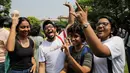 Pendukung dan anggota LGBT melakukan perayaan setelah Mahkamah Agung India mendekriminalisasi hubungan sesama jenis di Mumbai, Kamis (6/9). Kelompok LGBT meluapkan kegembiraan dengan bersorak-sorai. (AP Photo/Altaf Qadri)