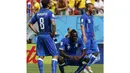 Tiga pemain Italia, Claudio Marchisio, Mario Balotelli dan Daniele De Rossi (dari kiri ke kanan) tertegun usai dikalahkan Kosta Rika 0-1 di babak penyisihan Piala Dunia 2014 Grup D di Stadion Pernambuco, Recife, Brasil, (20/6/2014). (REUTERS/Yves Herman)