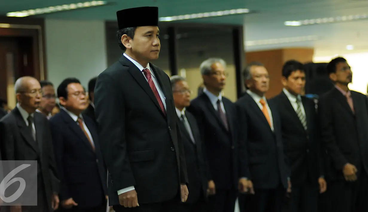 Mirza Adityaswara usai mengucapkan sumpah jabatan sebagai Anggota Dewan Komisioner OJK  di Sekretariat Mahkamah Agung, Jakarta, Kamis (20/8/2015). Mirza menggantikan Halim Alamsyah yang memasuki masa pensiun. (Liputan6.com/Helmi Fithriansyah)