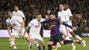 Aksi yang mega bintang, Lionel Messi pada laga lanjutan La Liga yang berlangsung di stadion Camp Nou,  Senin (14/1). Barcelona menang 1-0 atas Eibar (AFP/Lluis Gene)