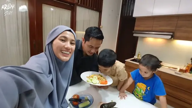 7 Momen Kebersamaan Keluarga Dude Harlino dan Alyssa Saat Masak 'Di Rumah Aja'