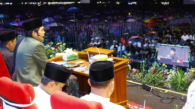 Gus Iqdam memberikan tausiya agama kepada puluhan rubu jamaah di Lapangan Sumbersewu Muncar (Istimewa)