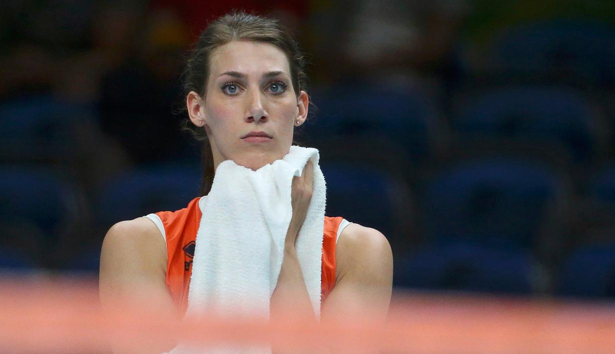 Atlet voli wanita Belanda, Robin de Kruijf terdiam memegang handuk usai pertandingan melawan tim Tiongkok pada semifinal Olimpiade Rio 2016 di Rio de Janeiro, Brasil, (18/8). (REUTERS / Yves Herman)