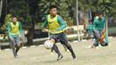 Pemain Timnas Indonesia U-16, Andre Oktaviansyah, menggiring bola saat latihan di Lapangan Atang Sutresna, Cijantung, Selasa (12/9/2017). Latihan tersebut untuk persiapan kualifikasi Piala Asia U-16 di Thailand. (Bola.com/M Iqbal Ichsan)