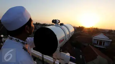 Tim Rukyatul Hilal gabungan meneropong posisi hilal di atas Mesjid Al Musriyiin, Jakarta, Kamis (16/7/2015). Berdasarkan data astronomis ketinggian hilal saat matahari terbenam sekitar tiga derajat. (Liputan6.com/Helmi Afandi)