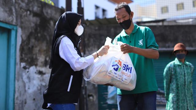 Berbagi Bahagia di Bulan Ramadan, BRI Group Bagikan 80.000 Paket Sembako