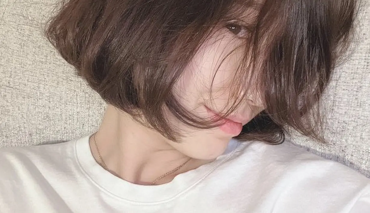 Park Shin Hye juga memposting potongan rambut pendeknya secara berantakan namun tetap terlihat fresh dengan wajah tanpa makeupnya.  @ssinz7