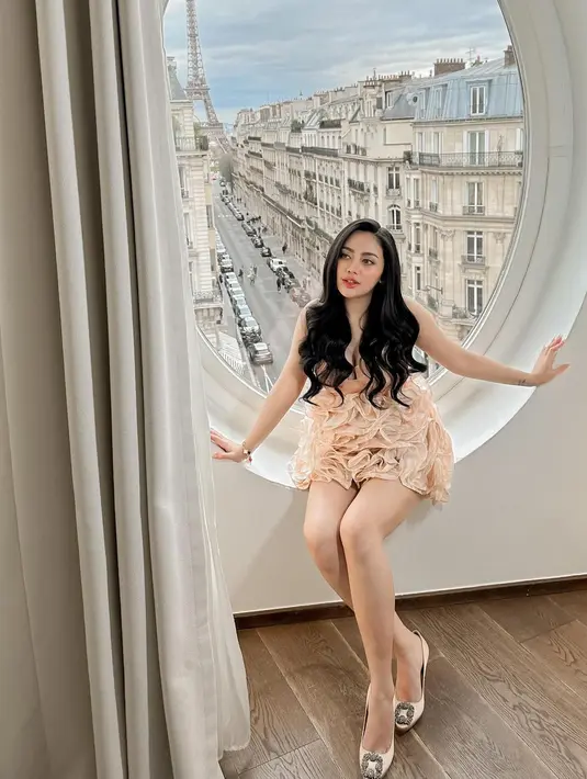 Di Paris, Rachel Vennya tampil menawan dalam balutan mini dress dengan aksen ruffles yang manis. [Foto: Instagram/rachelvennya]