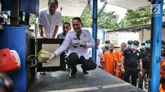 Kepala BNN Komjen Pol Budi Waseso memegang barang bukti sabu saat pemusnahan di Jakarta, Kamis (14/9). BNN memusnahkan 39,96 kilogram sabu hasil dari penangkapan jaringan internasional sindikat narkotika Aceh - Malaysia. (Liputan6.com/Faizal Fanani)