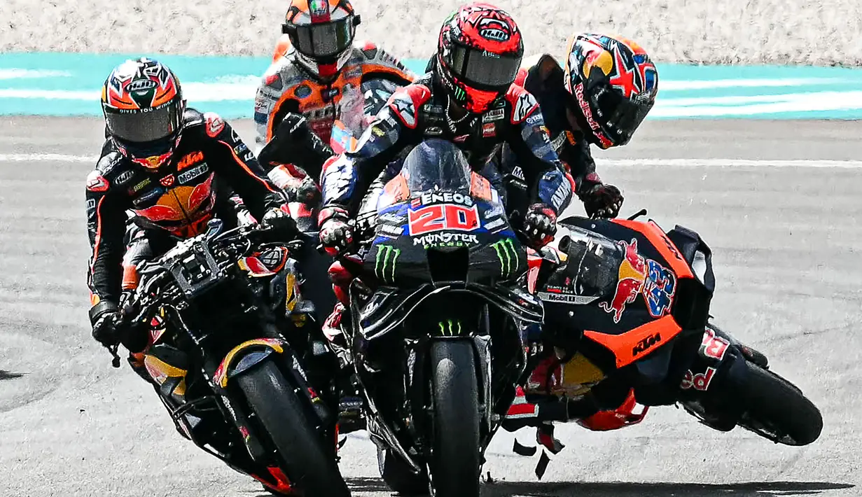 Pembalap KTM, Jack Miller terjatuh saat bersenggolan dengan pembalap Yamaha, Fabio Quartararo dalam ajang balap MotoGP Malaysia 2024 yang berlangsung di Sirkut Sepang, Malaysia, Selasa (05/11/2024). (AFP/Mohd Rasfan)