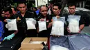 Direktorat Tindak Pidana Narkoba Bareskrim Polri menunjukkan barang bukti narkotika jenis sabu, Jakarta Timur, Selasa (14/10/2014) (Liputan6.com/Johan Tallo)