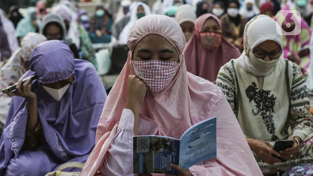 FOTO: Pandemi, Salat Id di Masjid Al-Azhar Terapkan Protokol Kesehatan