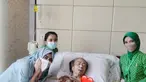 Ibunda dan nenek Raffi Ahmad, Amy Qanita dan Mami Popon, sambil ditemani dua orang suster saat Mami Popon dirawat di rumah sakit. (Instagram @amy_r_qanita)