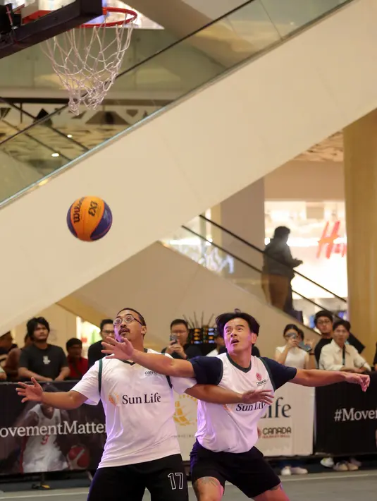 Tim Biru yang dimotori sang kapten Dion Wiyoko akhirnya keluar sebagai pemenang turnamen. Permainan Jovial Da Lopez, Augie Fantinus, dan Rayi Putra yang menjadi bagian timnya menjadi juara. [Bambang E Ros/Fimela.com]